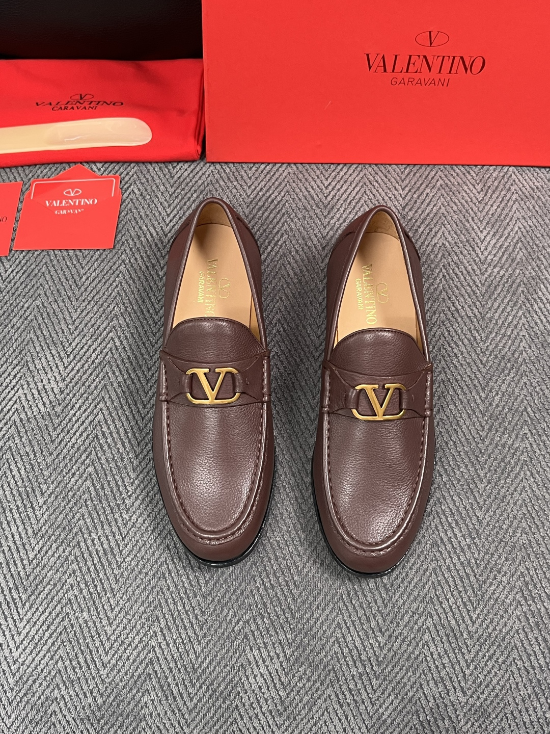 VALENTINO  高品质  顶级工艺品  华伦天奴，皮鞋专柜同步，鞋面意大利进口，高品质复杂工艺品，进口牛皮里垫柔软