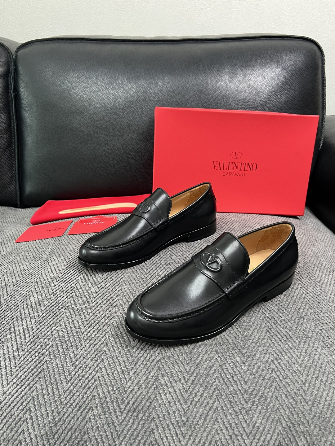 VALENTINO  高品质  顶级工艺品  华伦天奴，皮鞋专柜同步，鞋面意大利进口，高品质复杂工艺品，进口牛皮里垫柔软