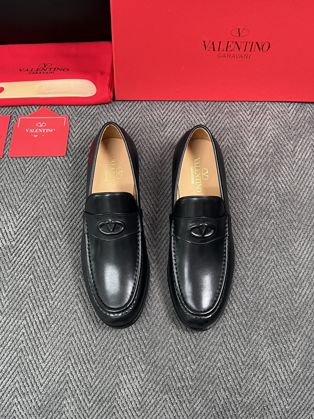 VALENTINO  高品质  顶级工艺品  华伦天奴，皮鞋专柜同步，鞋面意大利进口，高品质复杂工艺品，进口牛皮里垫柔软