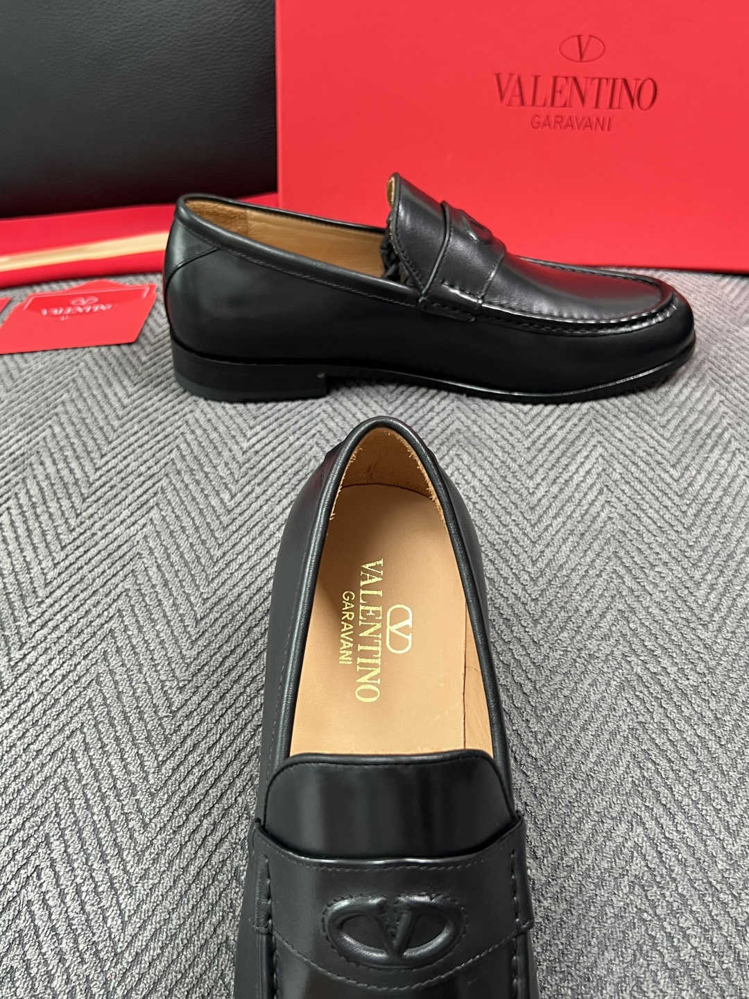 VALENTINO  高品质  顶级工艺品  华伦天奴，皮鞋专柜同步，鞋面意大利进口，高品质复杂工艺品，进口牛皮里垫柔软