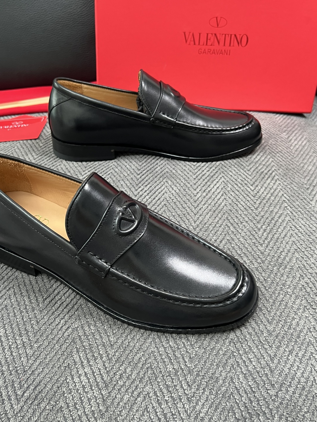 VALENTINO  高品质  顶级工艺品  华伦天奴，皮鞋专柜同步，鞋面意大利进口，高品质复杂工艺品，进口牛皮里垫柔软