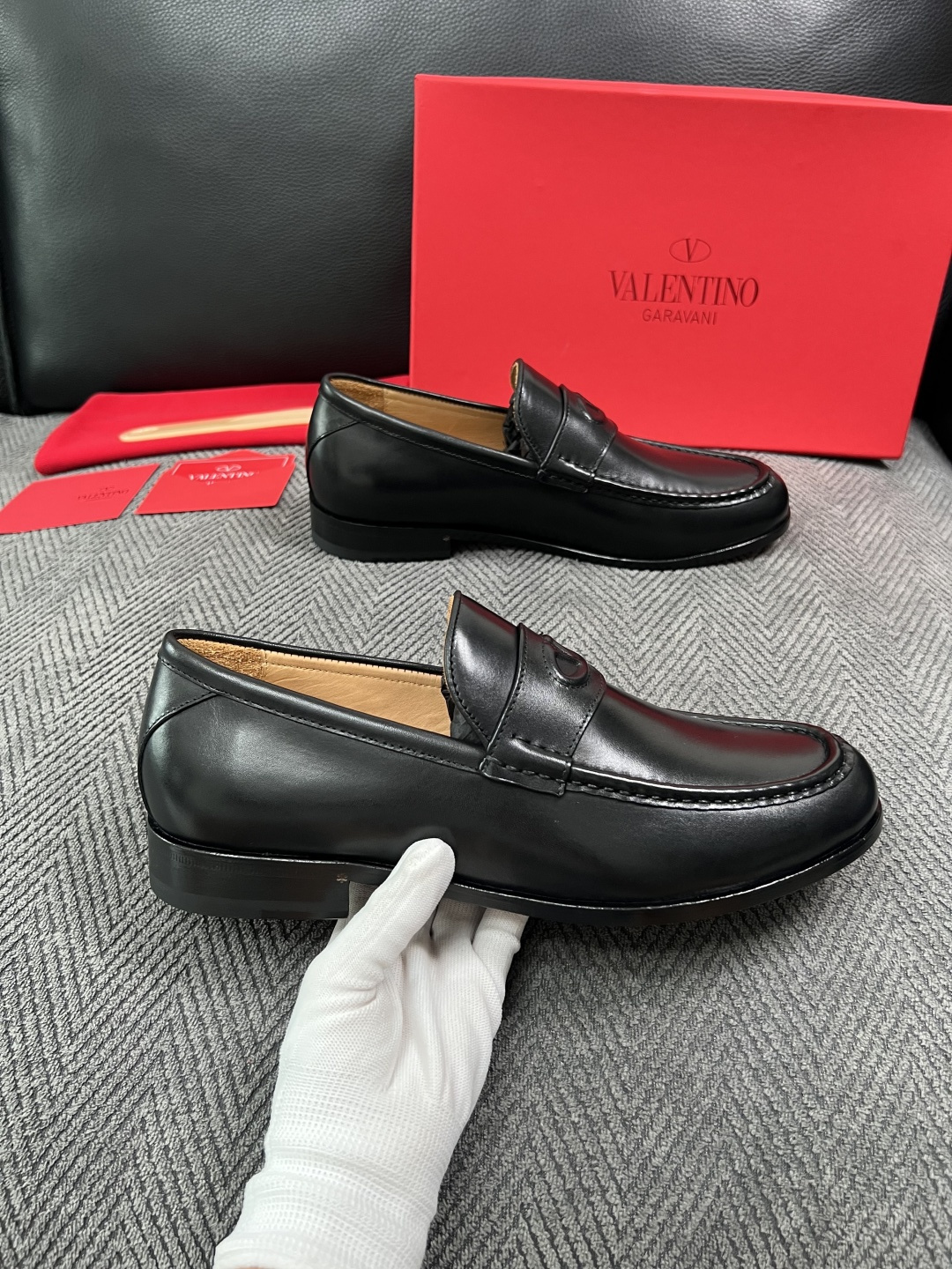 VALENTINO  高品质  顶级工艺品  华伦天奴，皮鞋专柜同步，鞋面意大利进口，高品质复杂工艺品，进口牛皮里垫柔软