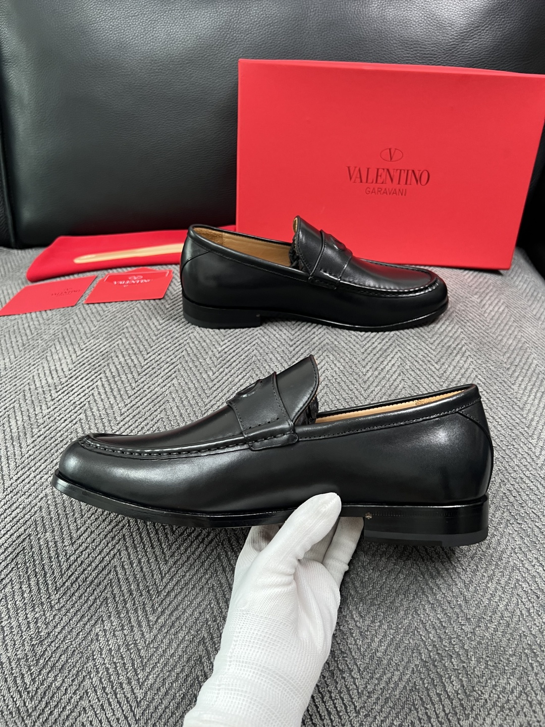 VALENTINO  高品质  顶级工艺品  华伦天奴，皮鞋专柜同步，鞋面意大利进口，高品质复杂工艺品，进口牛皮里垫柔软