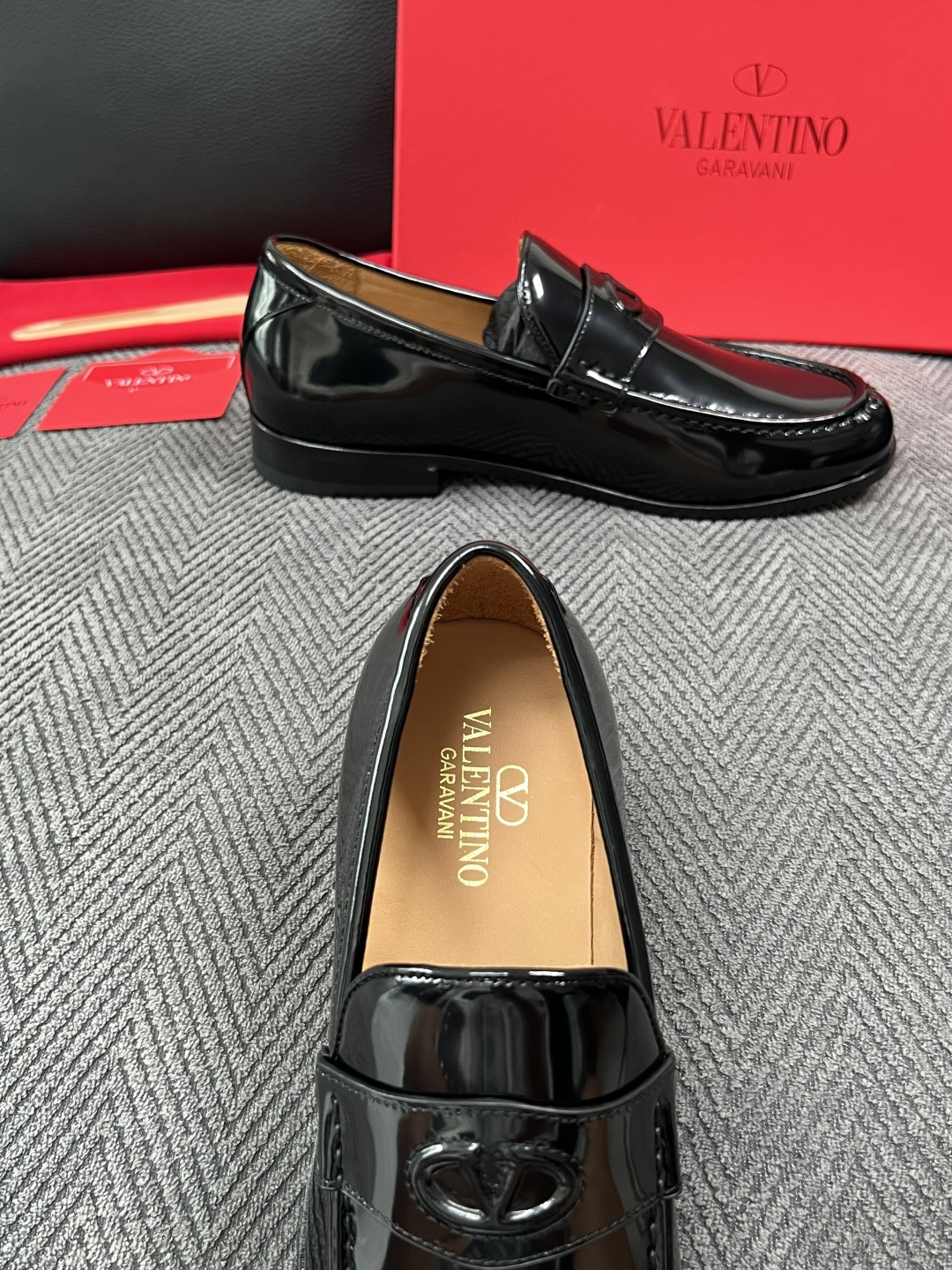 VALENTINO  高品质  顶级工艺品  华伦天奴，皮鞋专柜同步，鞋面意大利进口，高品质复杂工艺品，进口牛皮里垫柔软