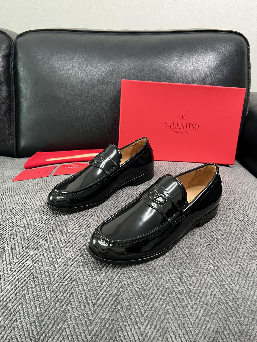VALENTINO  高品质  顶级工艺品  华伦天奴，皮鞋专柜同步，鞋面意大利进口，高品质复杂工艺品，进口牛皮里垫柔软