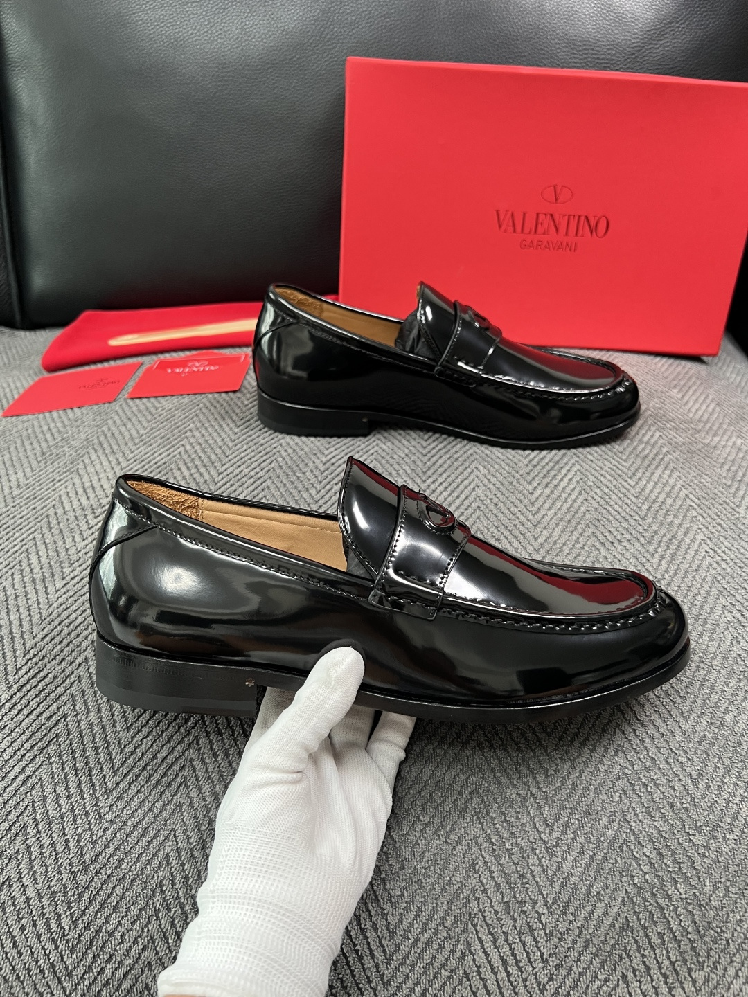 VALENTINO  高品质  顶级工艺品  华伦天奴，皮鞋专柜同步，鞋面意大利进口，高品质复杂工艺品，进口牛皮里垫柔软