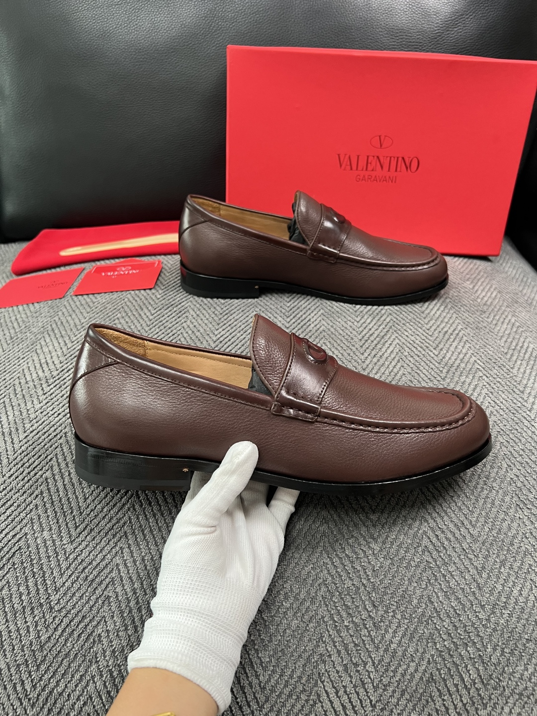 VALENTINO  高品质  顶级工艺品  华伦天奴，皮鞋专柜同步，鞋面意大利进口，高品质复杂工艺品，进口牛皮里垫柔软