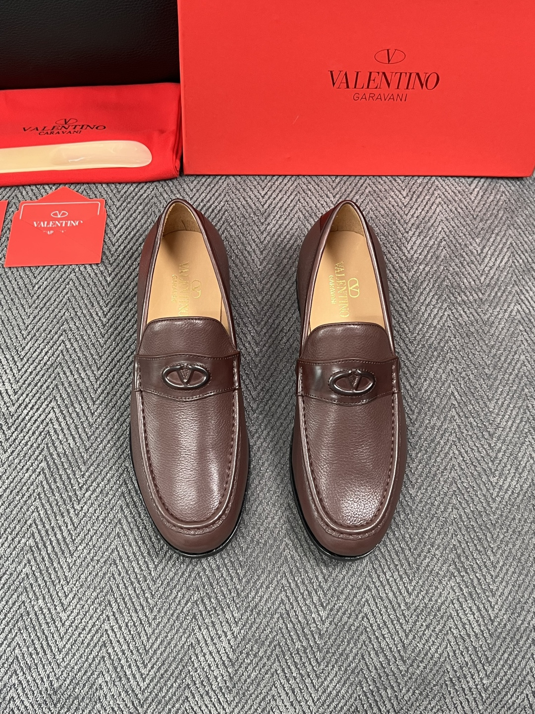 VALENTINO  高品质  顶级工艺品  华伦天奴，皮鞋专柜同步，鞋面意大利进口，高品质复杂工艺品，进口牛皮里垫柔软