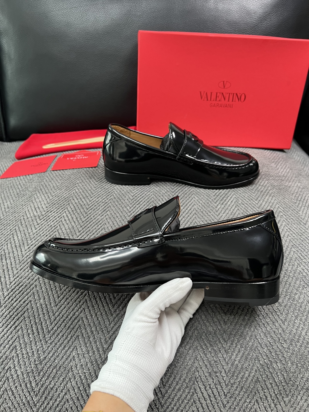 VALENTINO  高品质  顶级工艺品  华伦天奴，皮鞋专柜同步，鞋面意大利进口，高品质复杂工艺品，进口牛皮里垫柔软