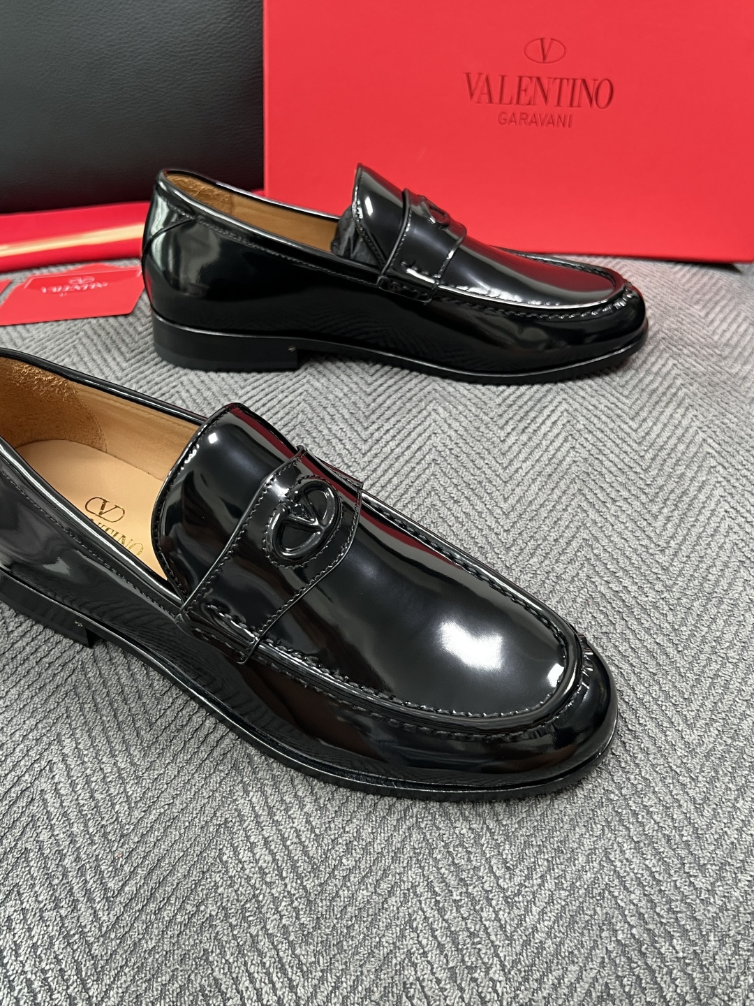 VALENTINO  高品质  顶级工艺品  华伦天奴，皮鞋专柜同步，鞋面意大利进口，高品质复杂工艺品，进口牛皮里垫柔软