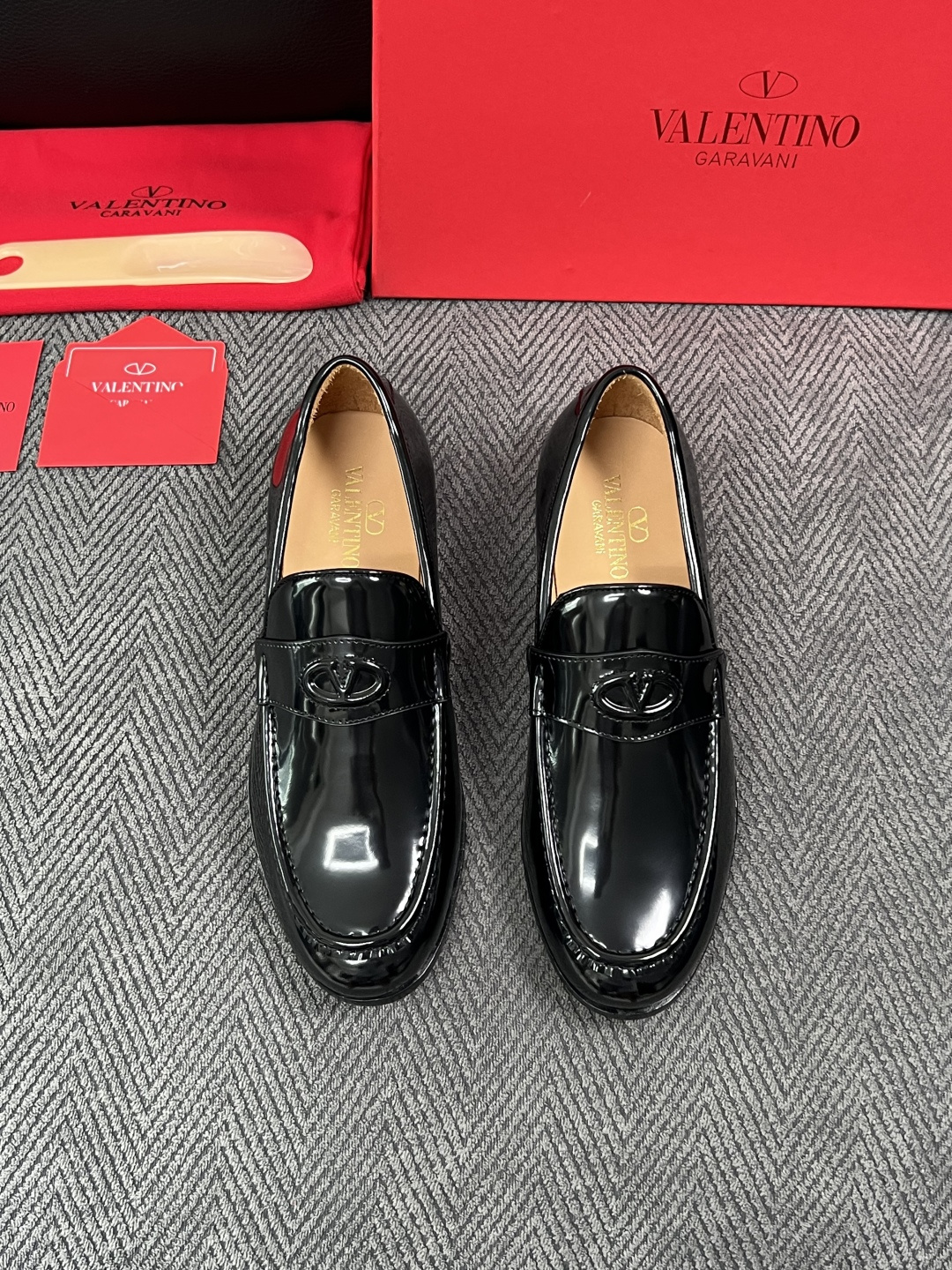 VALENTINO  高品质  顶级工艺品  华伦天奴，皮鞋专柜同步，鞋面意大利进口，高品质复杂工艺品，进口牛皮里垫柔软
