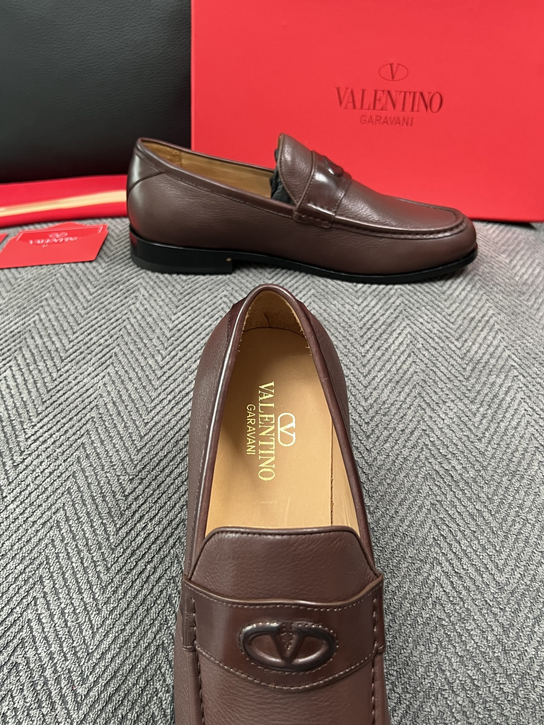 VALENTINO  高品质  顶级工艺品  华伦天奴，皮鞋专柜同步，鞋面意大利进口，高品质复杂工艺品，进口牛皮里垫柔软
