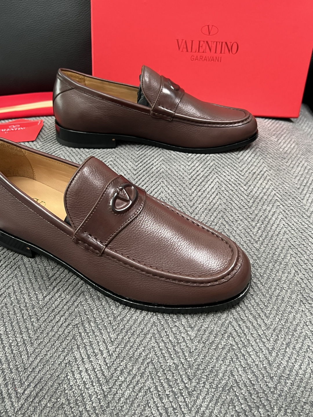 VALENTINO  高品质  顶级工艺品  华伦天奴，皮鞋专柜同步，鞋面意大利进口，高品质复杂工艺品，进口牛皮里垫柔软