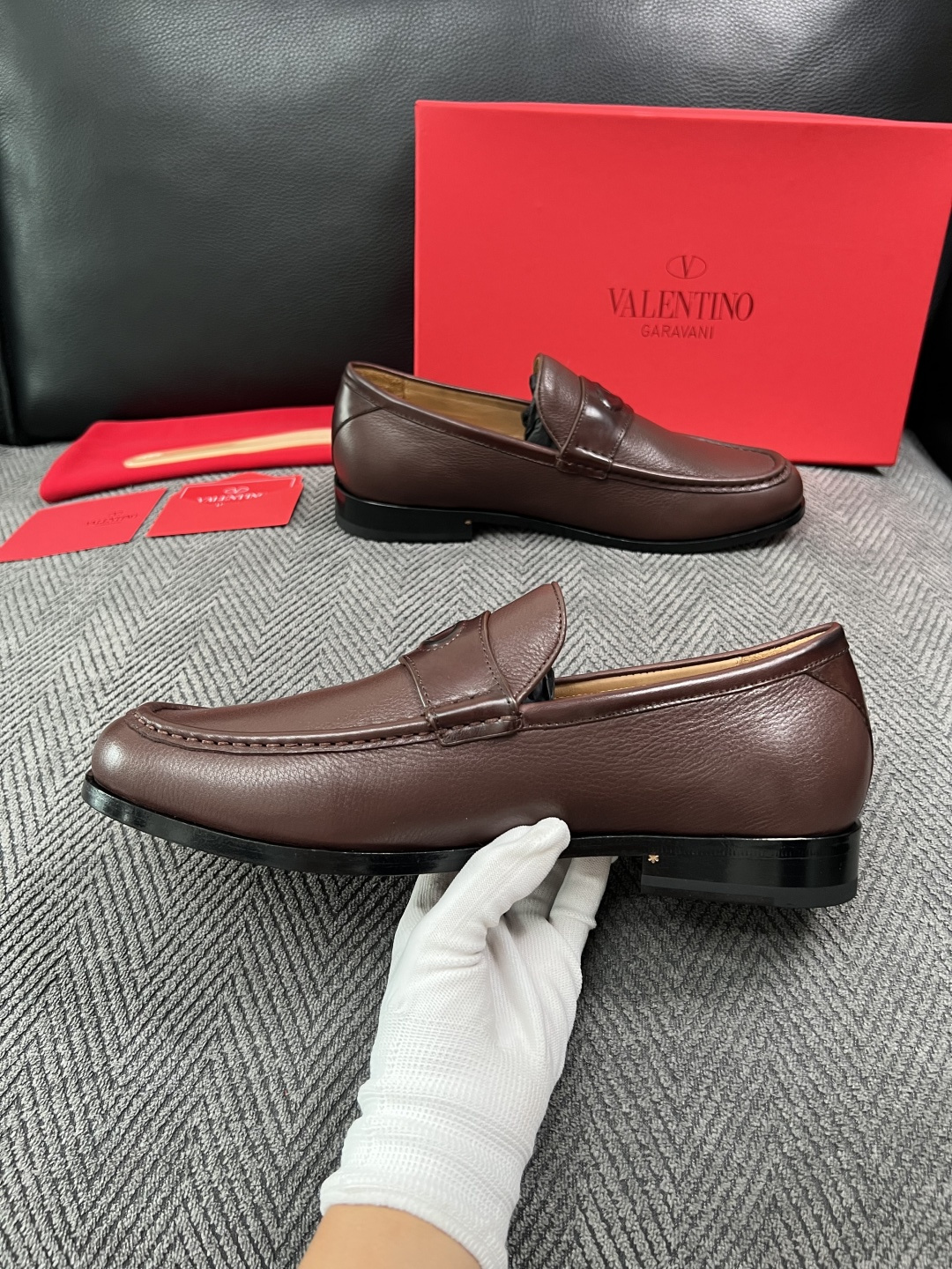 VALENTINO  高品质  顶级工艺品  华伦天奴，皮鞋专柜同步，鞋面意大利进口，高品质复杂工艺品，进口牛皮里垫柔软