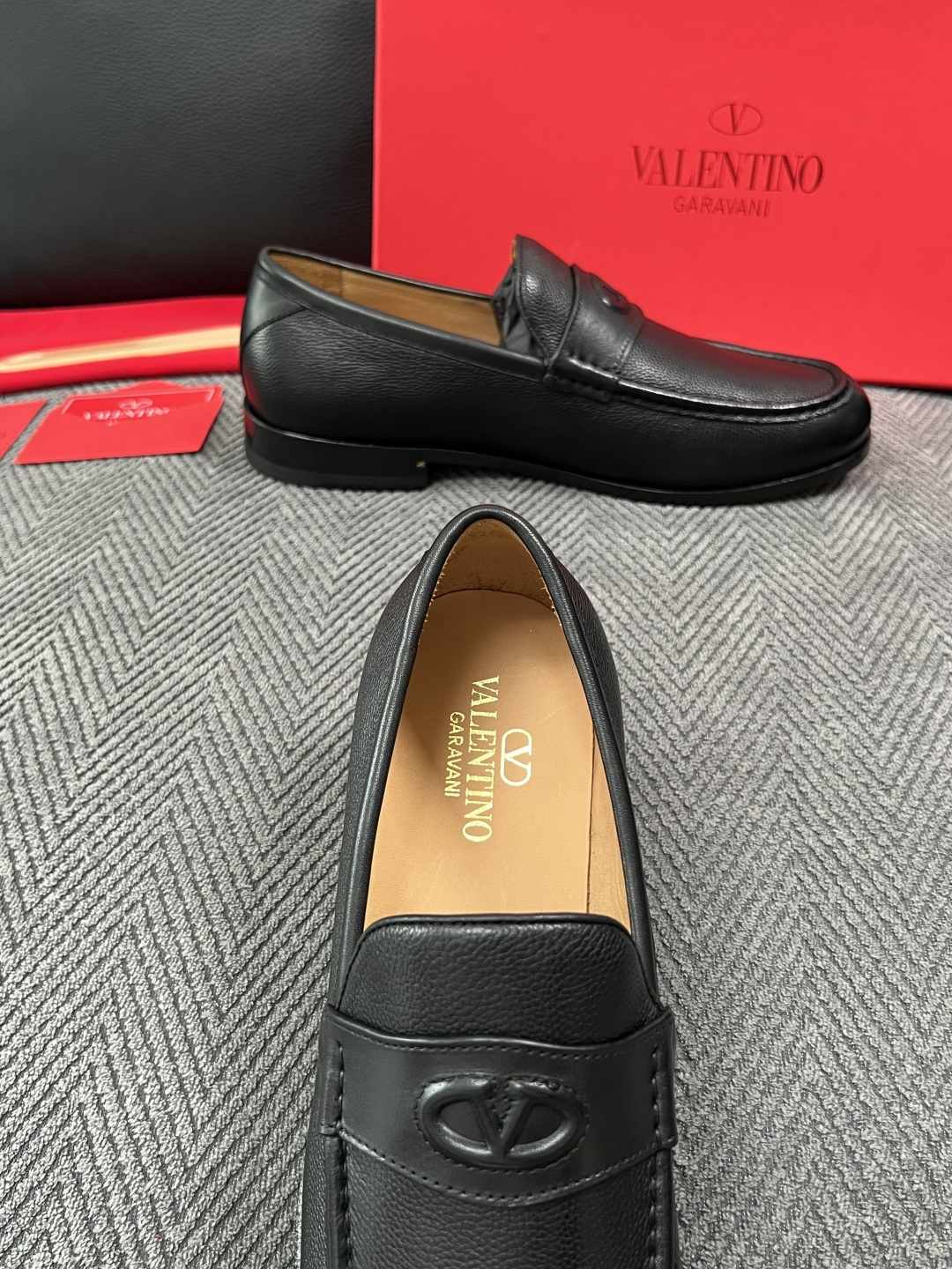 VALENTINO  高品质  顶级工艺品  华伦天奴，皮鞋专柜同步，鞋面意大利进口，高品质复杂工艺品，进口牛皮里垫柔软