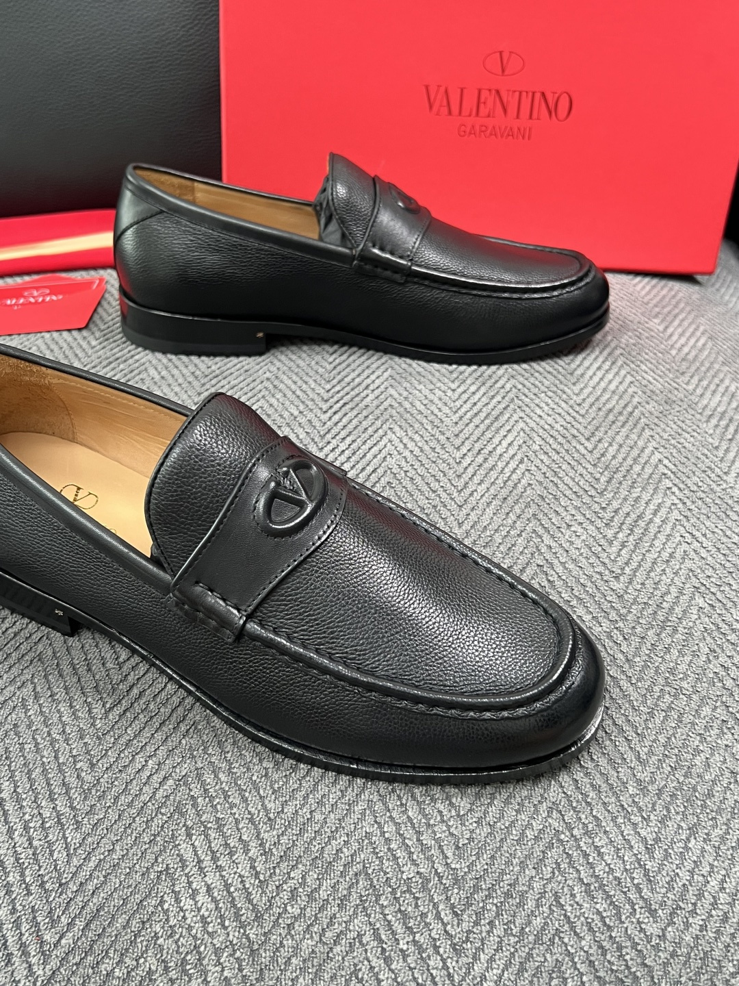 VALENTINO  高品质  顶级工艺品  华伦天奴，皮鞋专柜同步，鞋面意大利进口，高品质复杂工艺品，进口牛皮里垫柔软