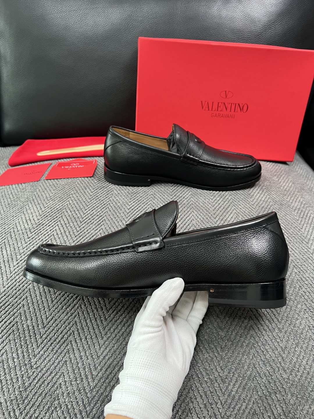 VALENTINO  高品质  顶级工艺品  华伦天奴，皮鞋专柜同步，鞋面意大利进口，高品质复杂工艺品，进口牛皮里垫柔软