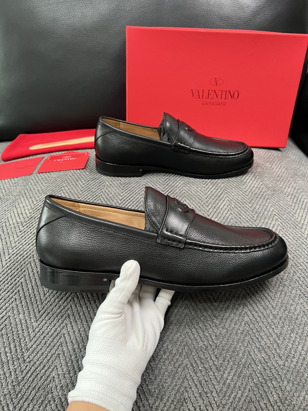 VALENTINO  高品质  顶级工艺品  华伦天奴，皮鞋专柜同步，鞋面意大利进口，高品质复杂工艺品，进口牛皮里垫柔软