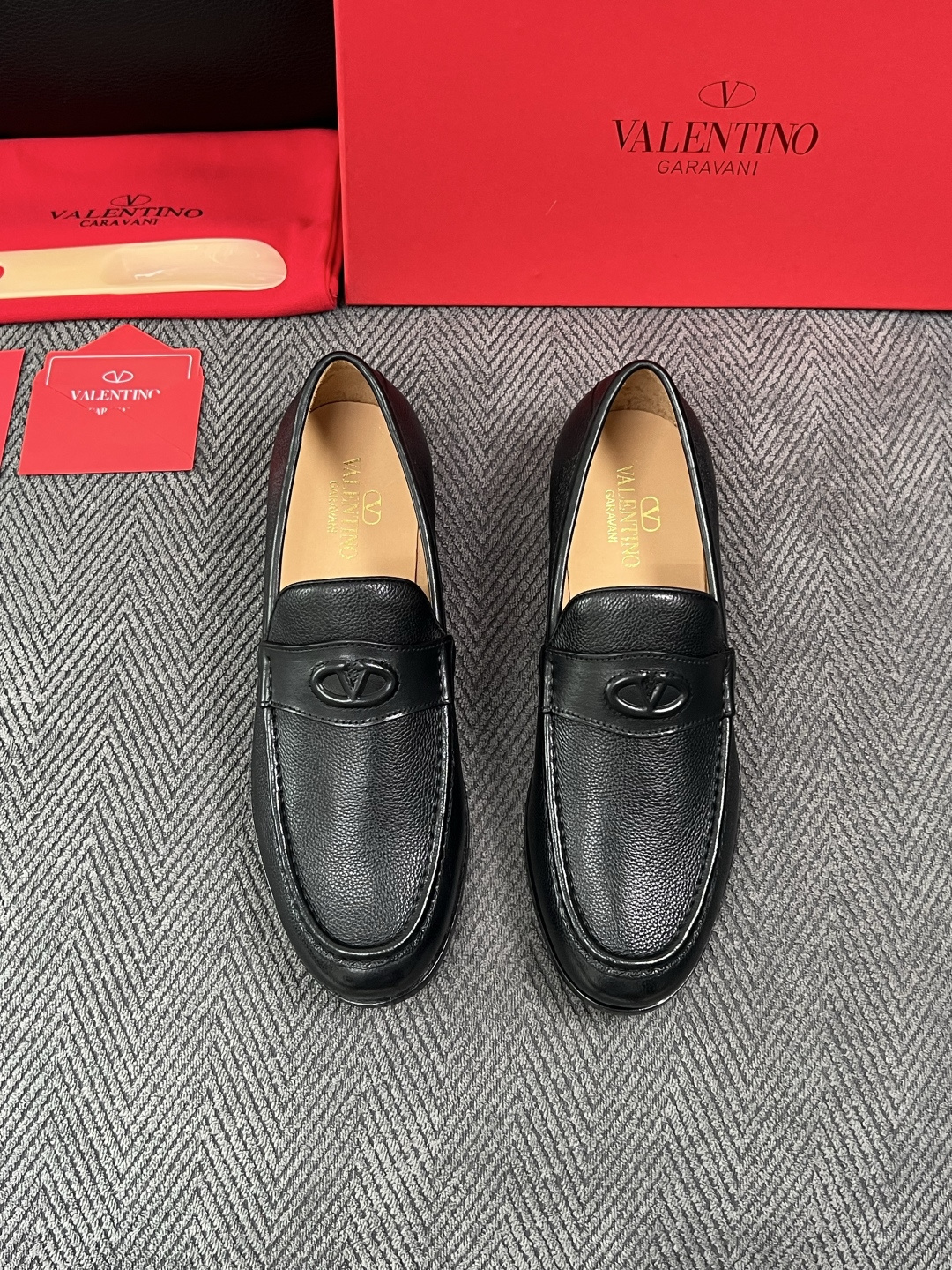VALENTINO  高品质  顶级工艺品  华伦天奴，皮鞋专柜同步，鞋面意大利进口，高品质复杂工艺品，进口牛皮里垫柔软