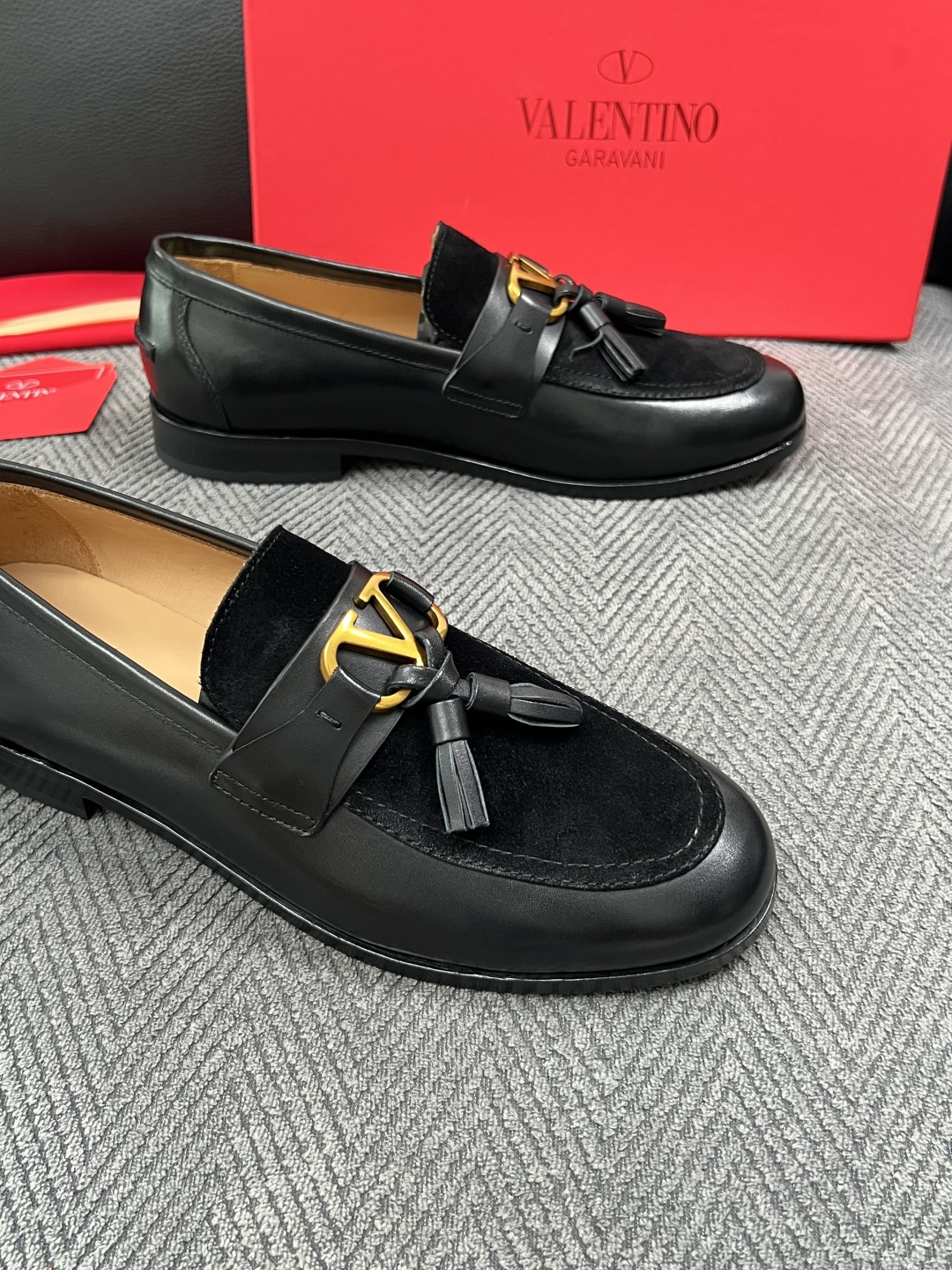 VALENTINO  高品质  顶级工艺品  华伦天奴，皮鞋专柜同步，鞋面意大利进口，高品质复杂工艺品，进口牛皮里垫柔软