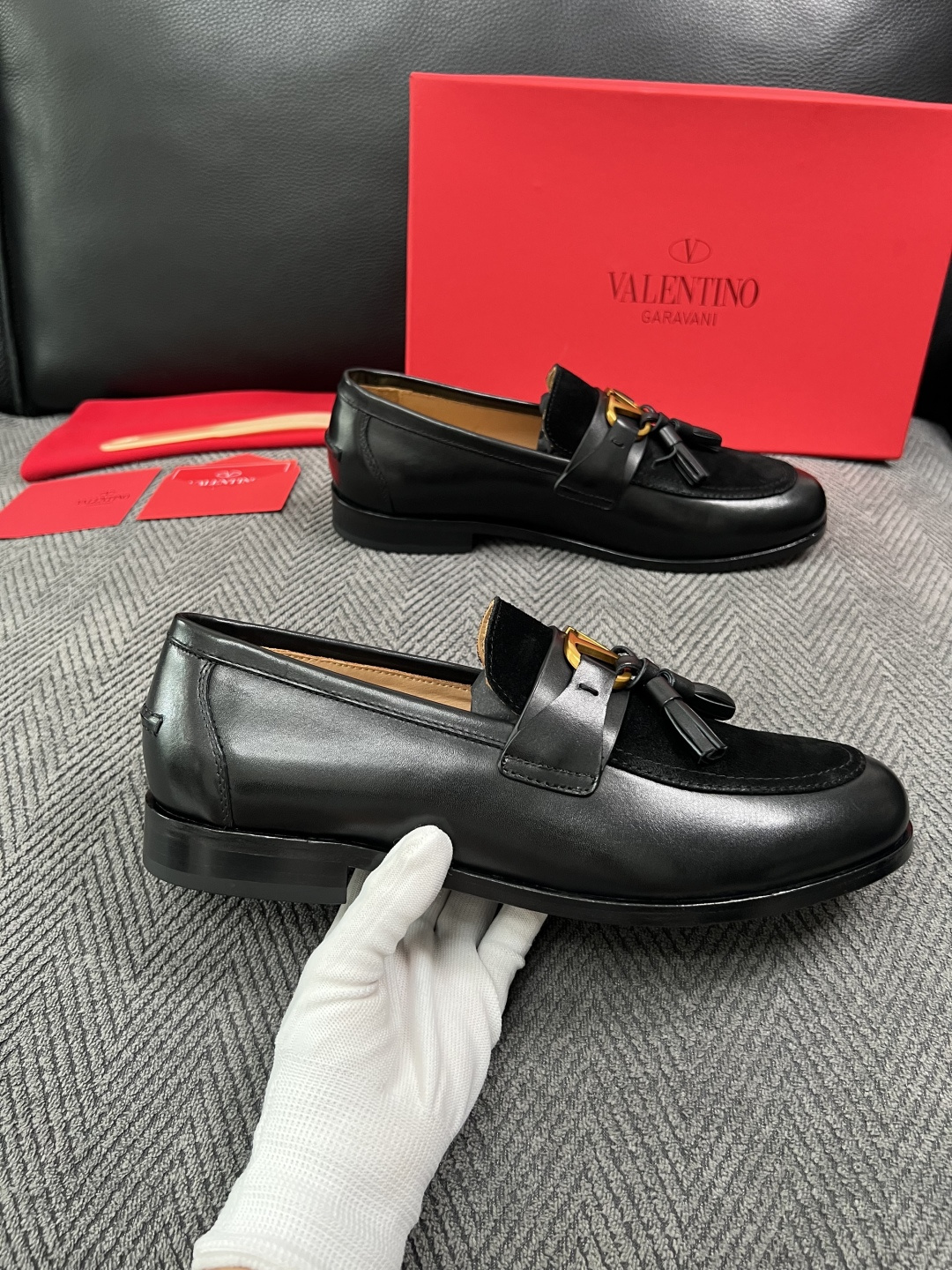VALENTINO  高品质  顶级工艺品  华伦天奴，皮鞋专柜同步，鞋面意大利进口，高品质复杂工艺品，进口牛皮里垫柔软