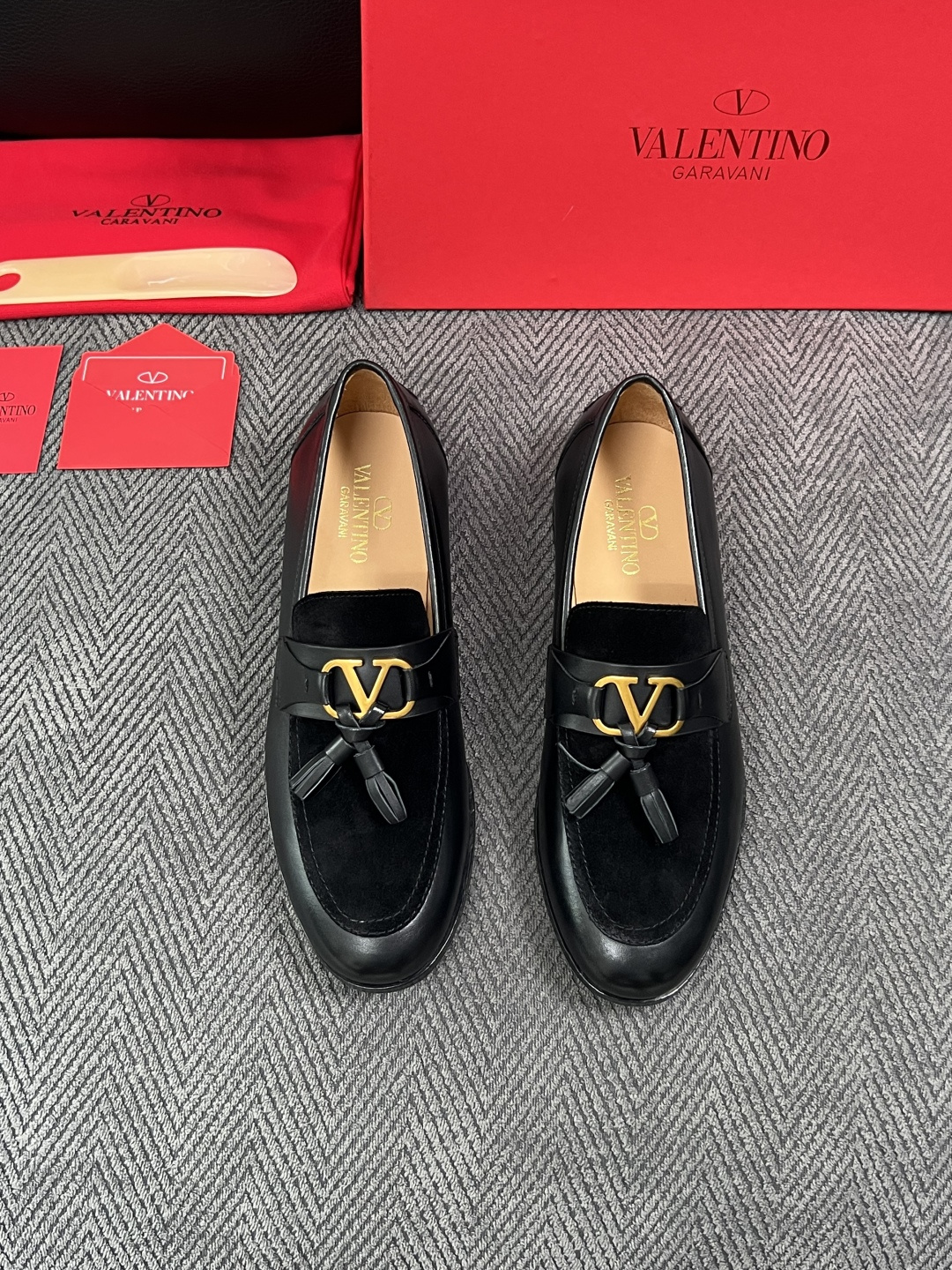 VALENTINO  高品质  顶级工艺品  华伦天奴，皮鞋专柜同步，鞋面意大利进口，高品质复杂工艺品，进口牛皮里垫柔软