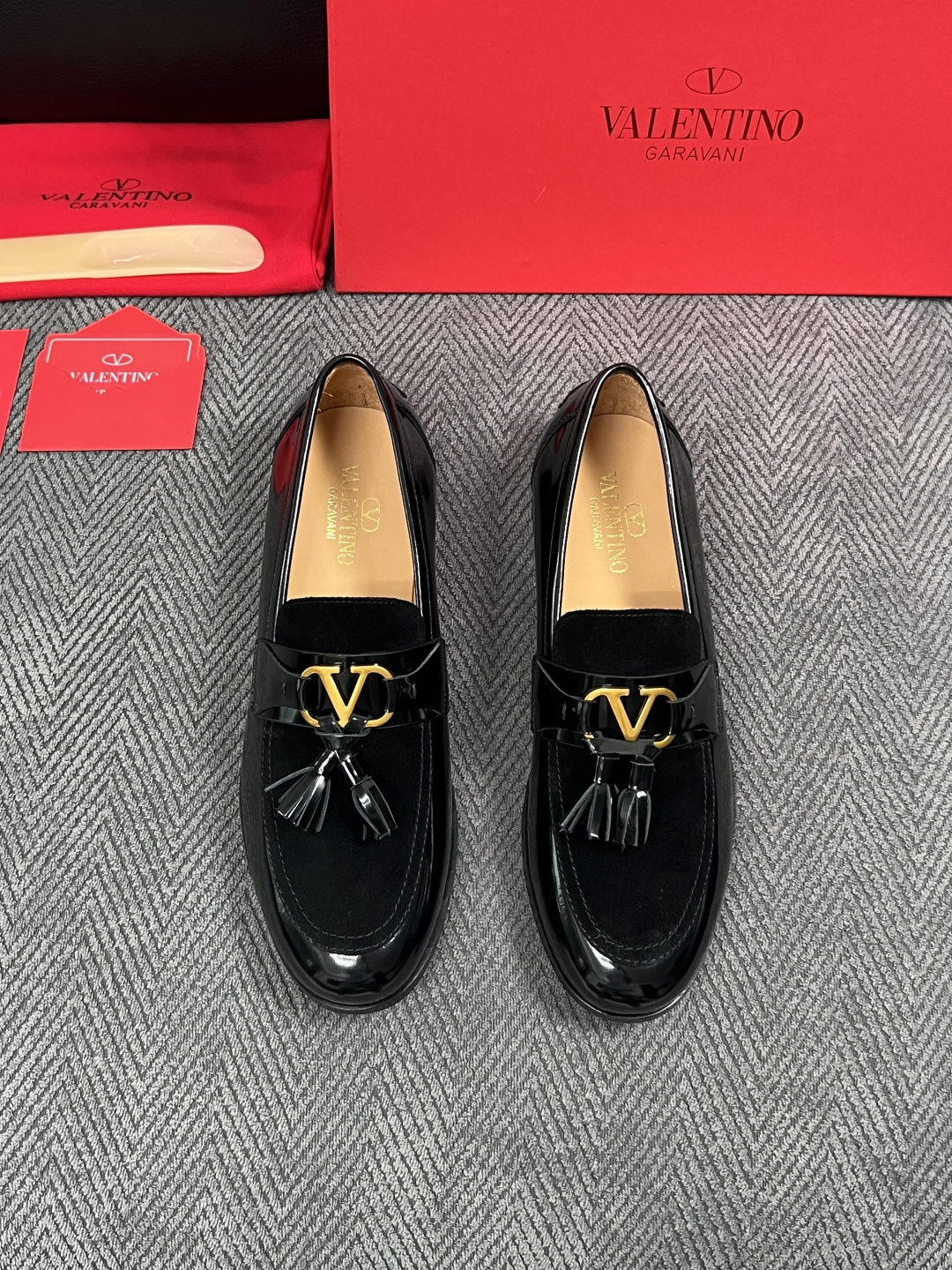 VALENTINO  高品质  顶级工艺品  华伦天奴，皮鞋专柜同步，鞋面意大利进口，高品质复杂工艺品，进口牛皮里垫柔软
