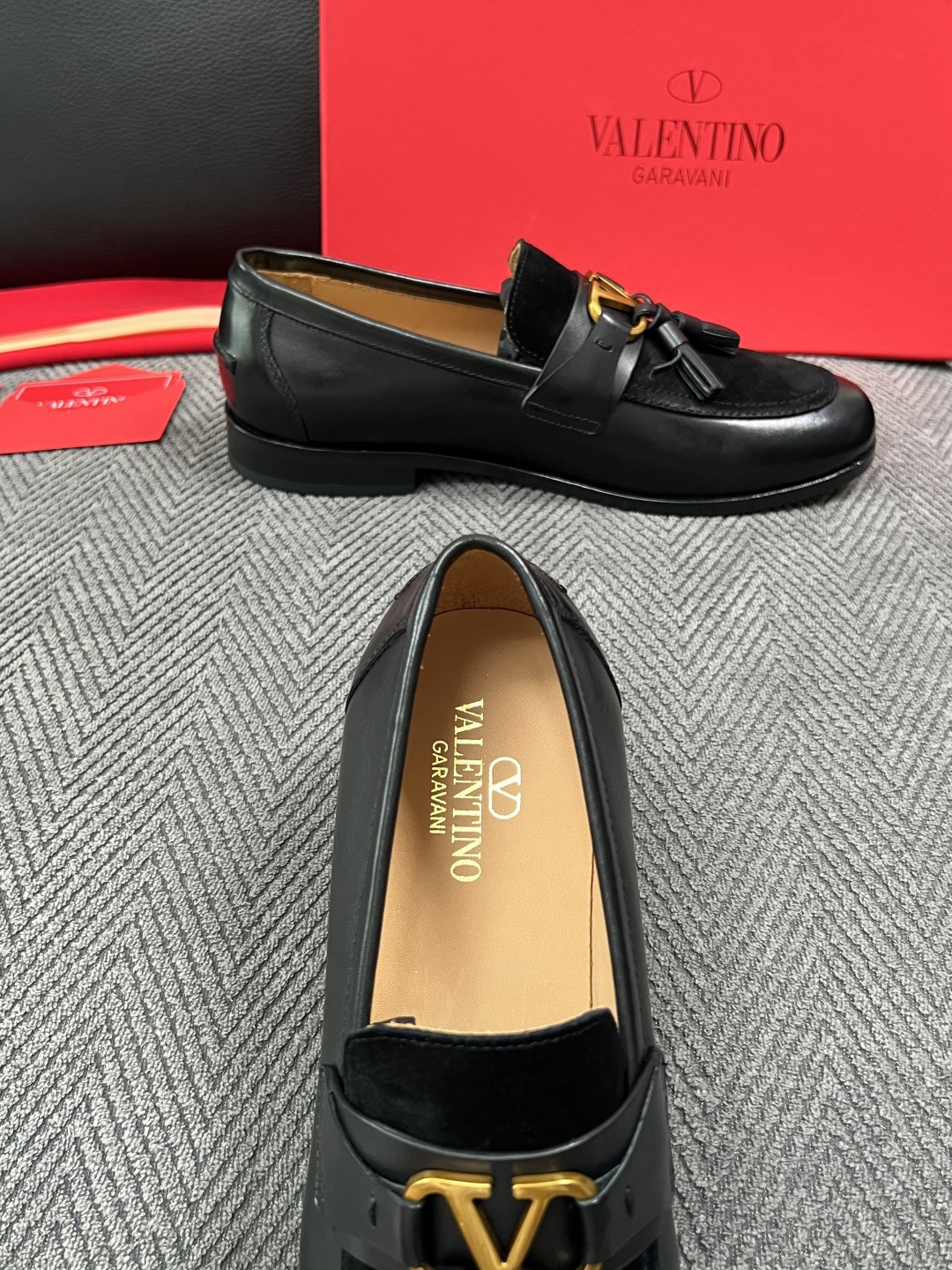VALENTINO  高品质  顶级工艺品  华伦天奴，皮鞋专柜同步，鞋面意大利进口，高品质复杂工艺品，进口牛皮里垫柔软