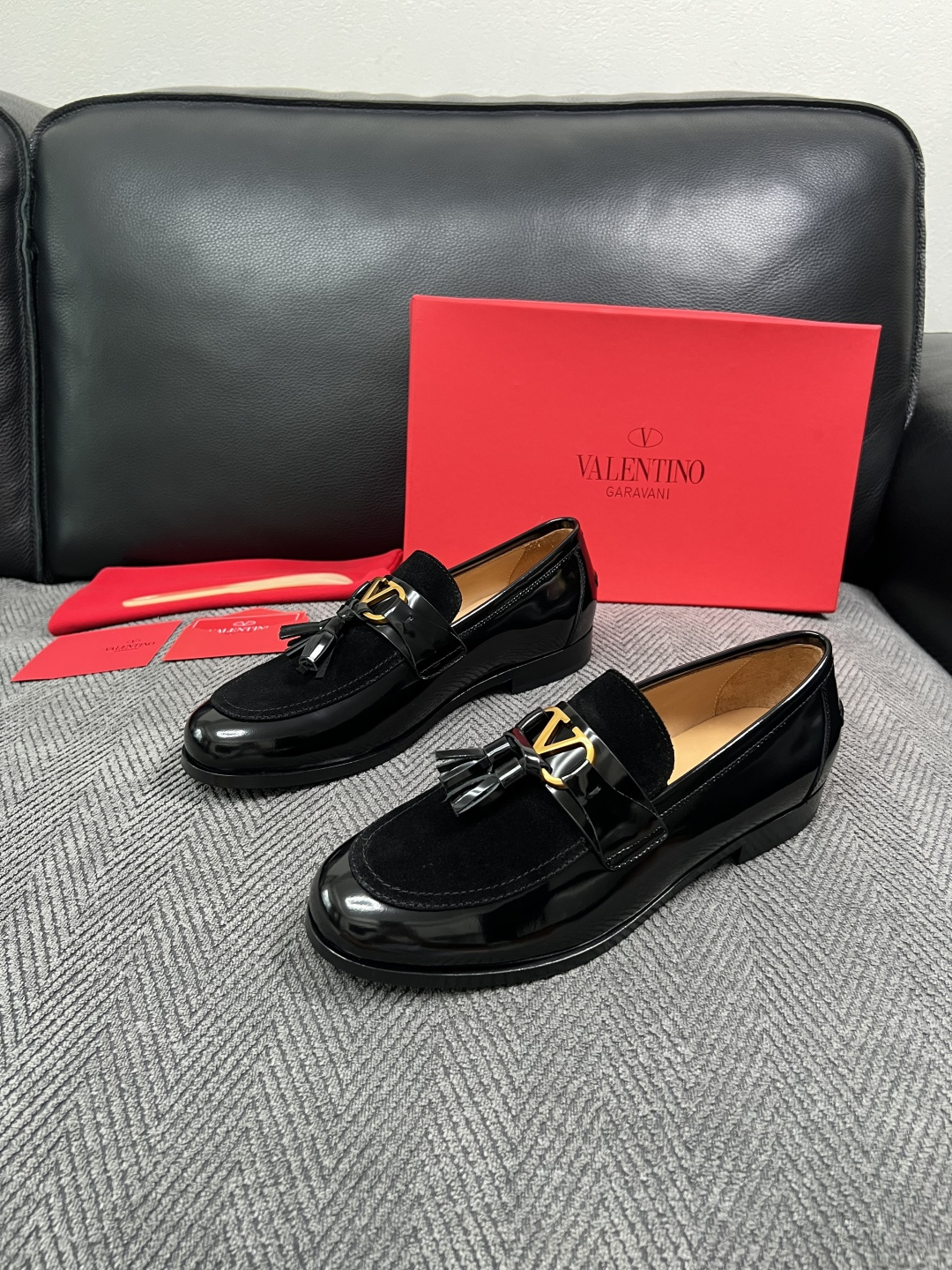 VALENTINO  高品质  顶级工艺品  华伦天奴，皮鞋专柜同步，鞋面意大利进口，高品质复杂工艺品，进口牛皮里垫柔软