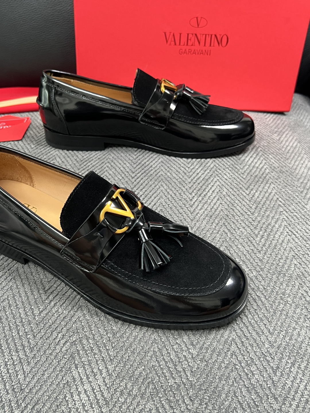 VALENTINO  高品质  顶级工艺品  华伦天奴，皮鞋专柜同步，鞋面意大利进口，高品质复杂工艺品，进口牛皮里垫柔软