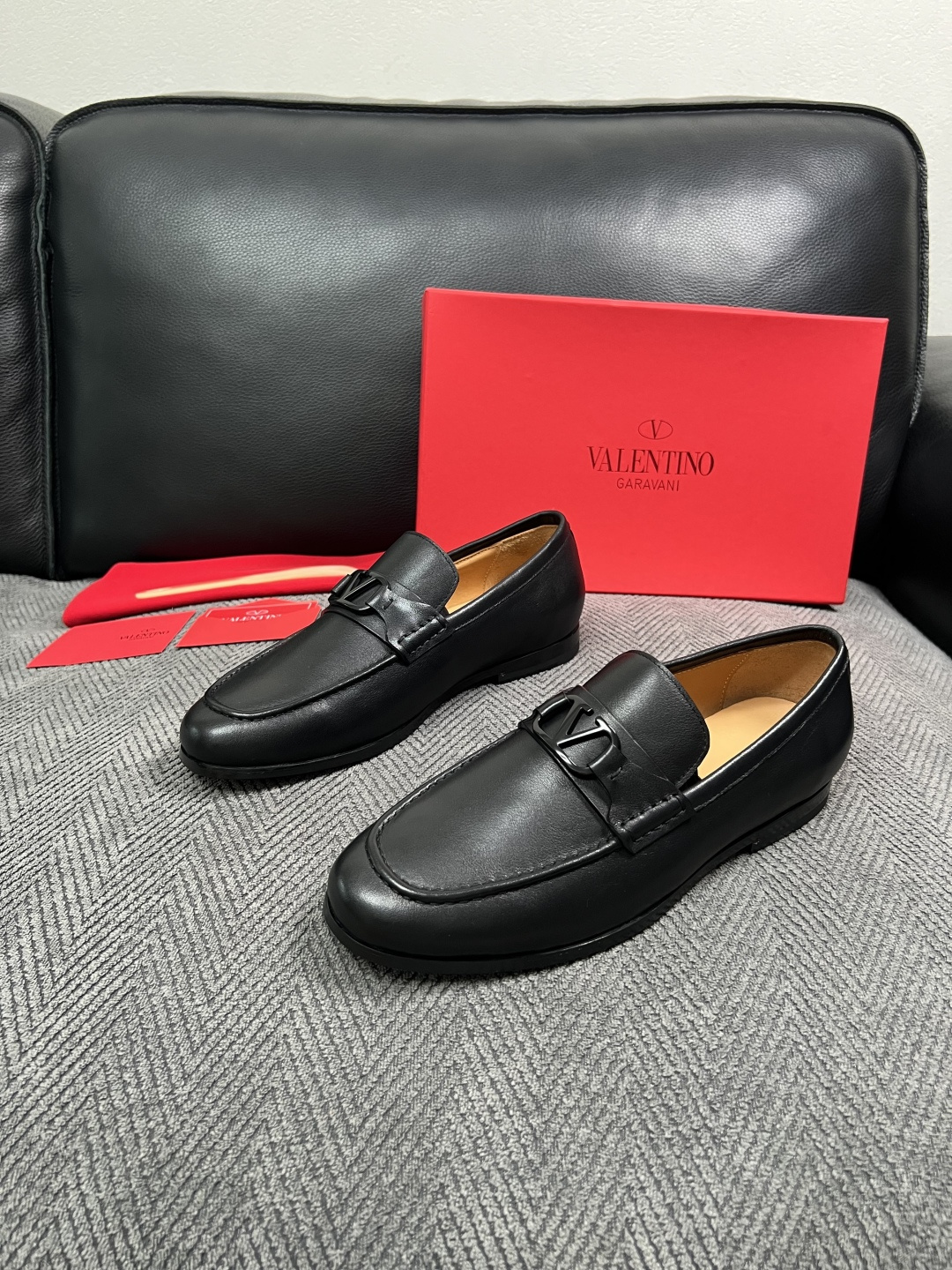 VALENTINO  高品质  顶级工艺品  华伦天奴，皮鞋专柜同步，鞋面意大利进口，高品质复杂工艺品，进口牛皮里垫柔软
