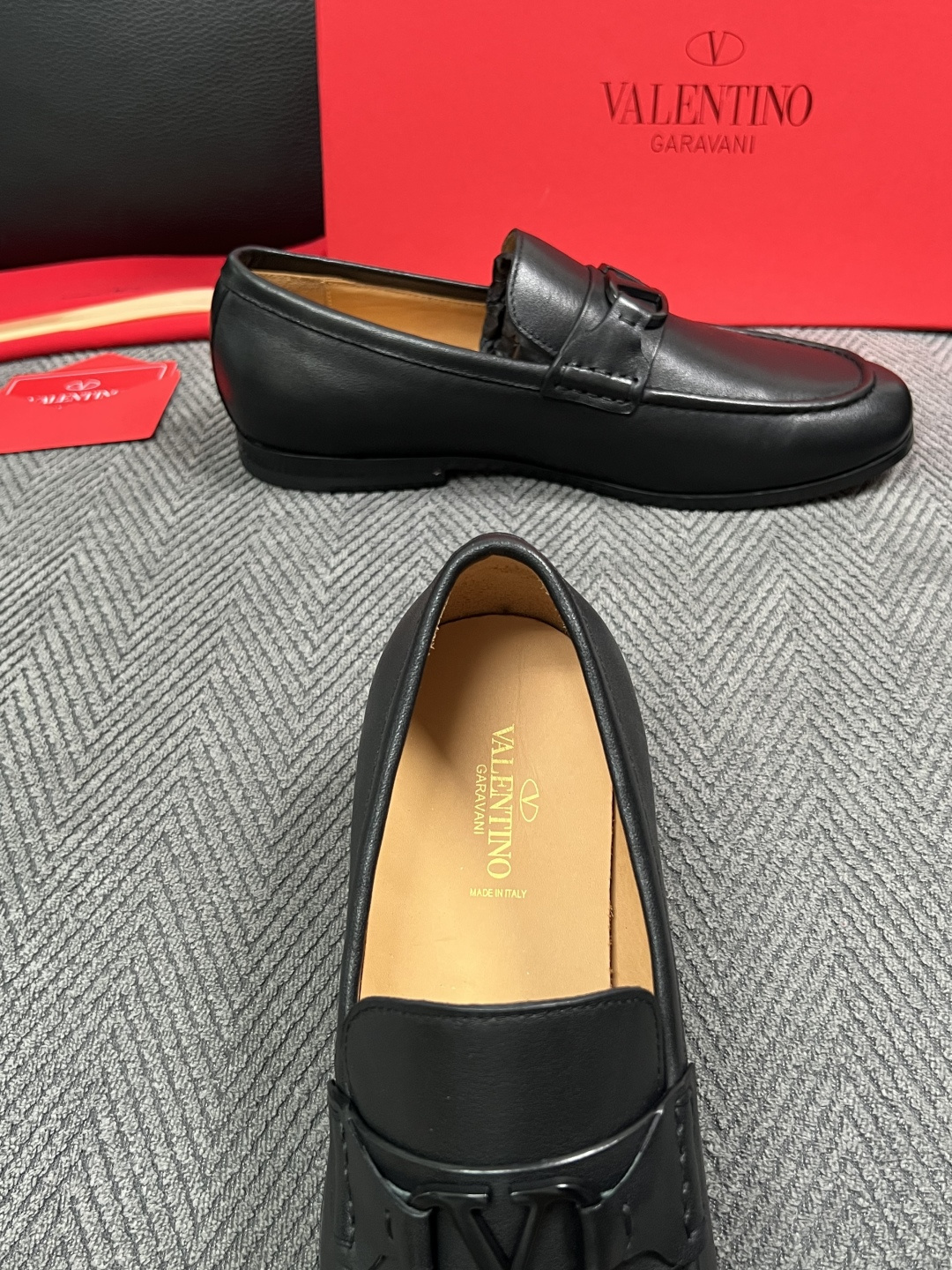 VALENTINO  高品质  顶级工艺品  华伦天奴，皮鞋专柜同步，鞋面意大利进口，高品质复杂工艺品，进口牛皮里垫柔软