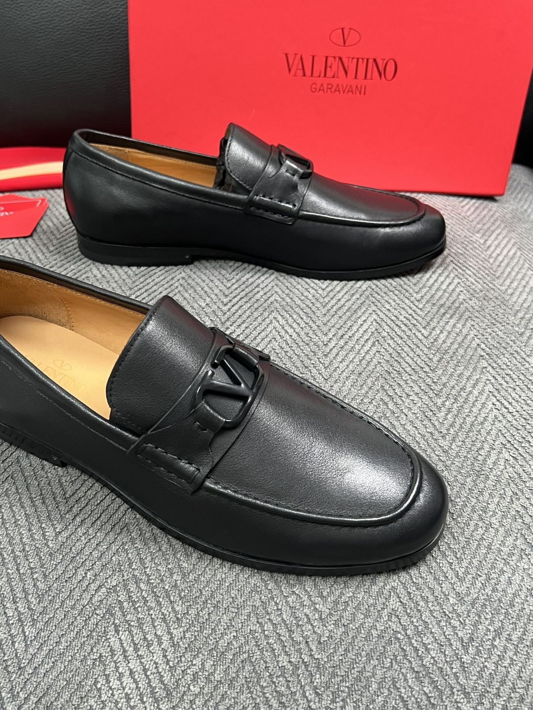 VALENTINO  高品质  顶级工艺品  华伦天奴，皮鞋专柜同步，鞋面意大利进口，高品质复杂工艺品，进口牛皮里垫柔软