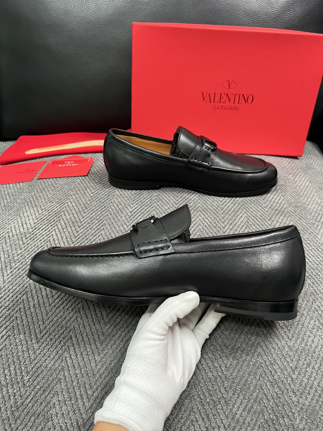 VALENTINO  高品质  顶级工艺品  华伦天奴，皮鞋专柜同步，鞋面意大利进口，高品质复杂工艺品，进口牛皮里垫柔软