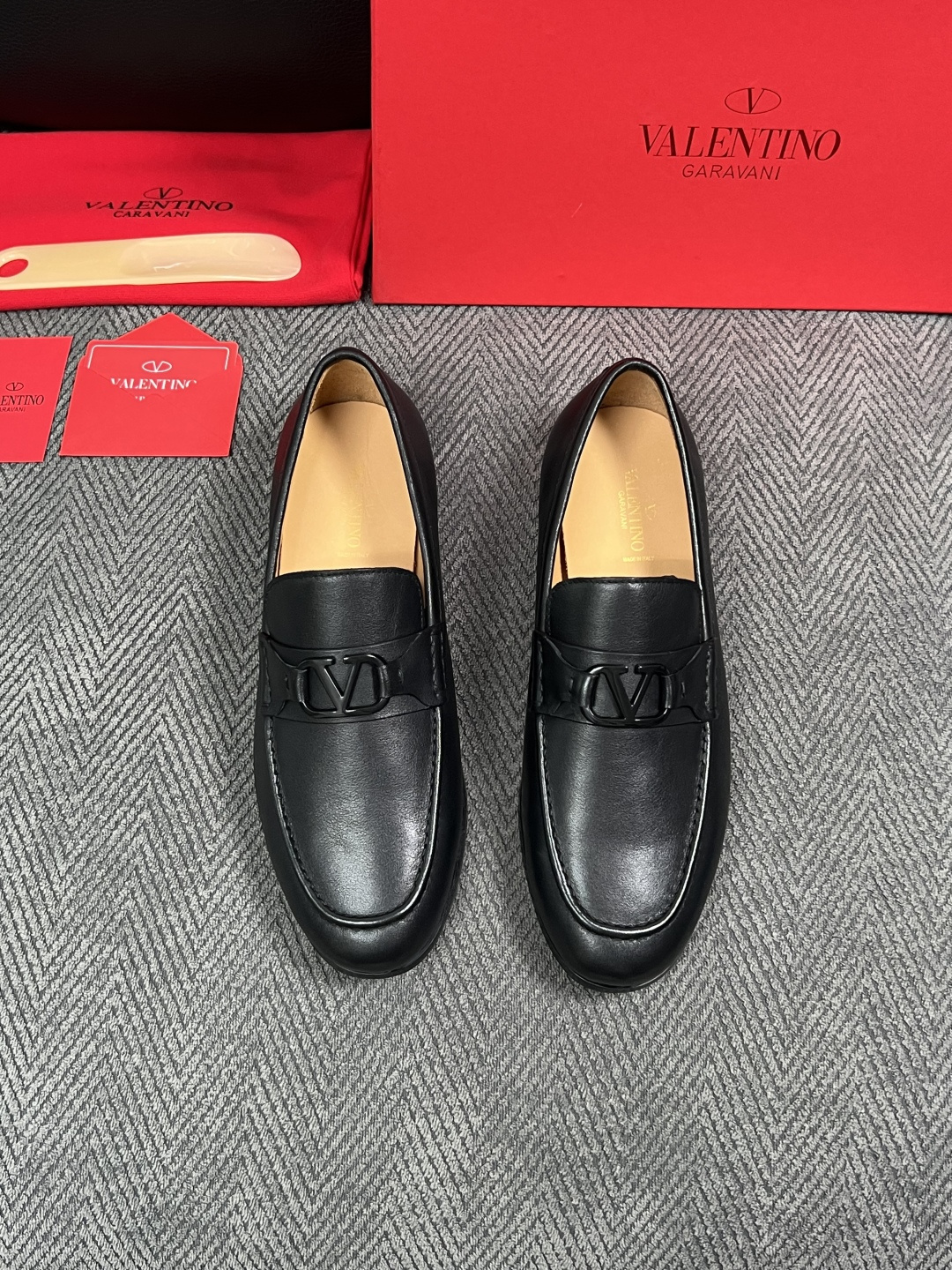 VALENTINO  高品质  顶级工艺品  华伦天奴，皮鞋专柜同步，鞋面意大利进口，高品质复杂工艺品，进口牛皮里垫柔软