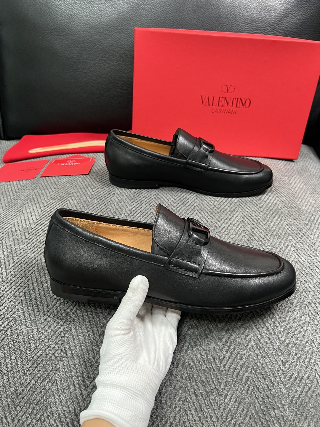 VALENTINO  高品质  顶级工艺品  华伦天奴，皮鞋专柜同步，鞋面意大利进口，高品质复杂工艺品，进口牛皮里垫柔软