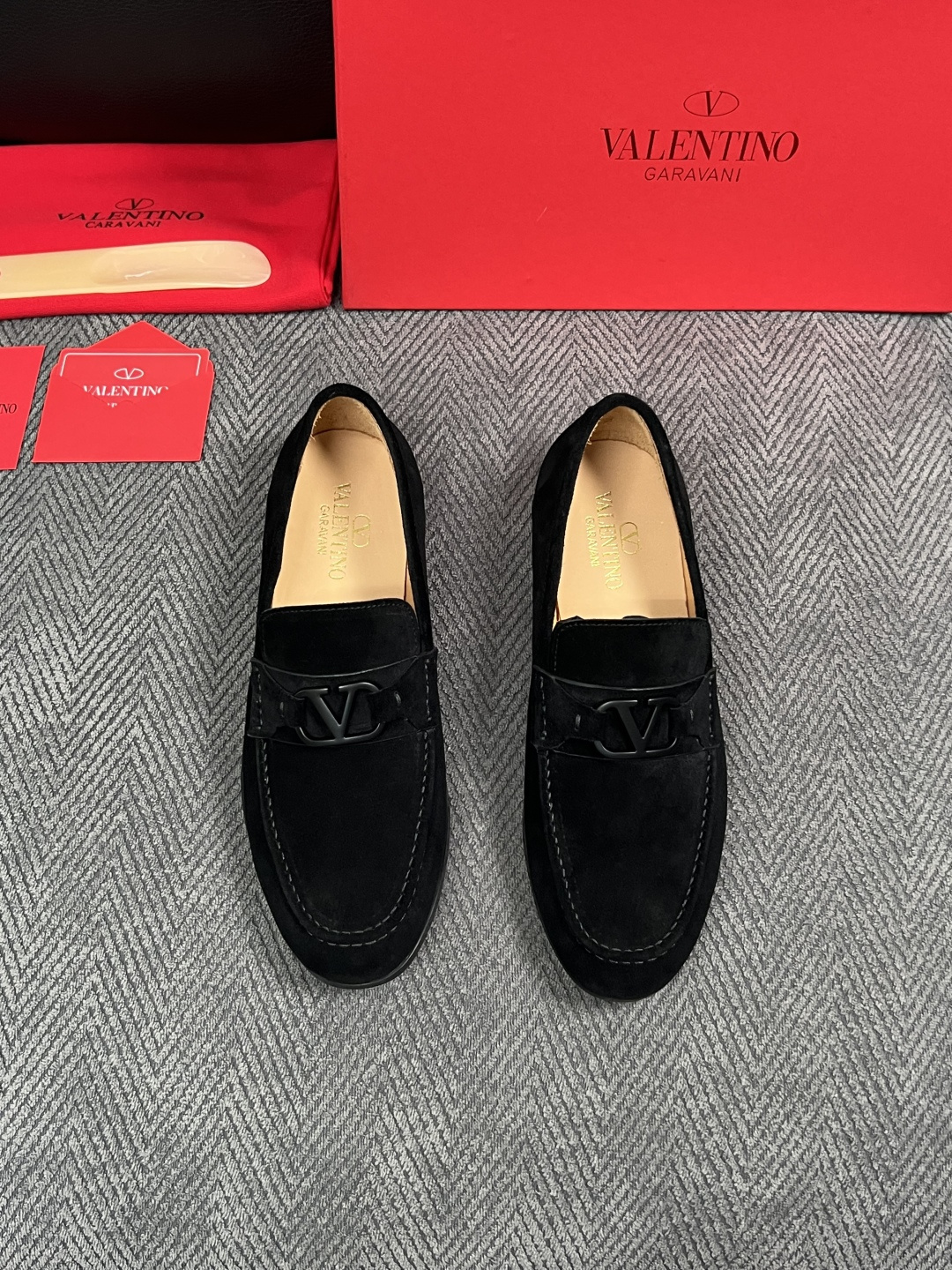 VALENTINO  高品质  顶级工艺品  华伦天奴，皮鞋专柜同步，鞋面意大利进口，高品质复杂工艺品，进口牛皮里垫柔软