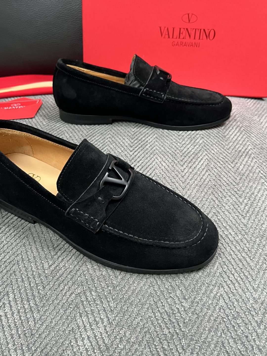 VALENTINO  高品质  顶级工艺品  华伦天奴，皮鞋专柜同步，鞋面意大利进口，高品质复杂工艺品，进口牛皮里垫柔软
