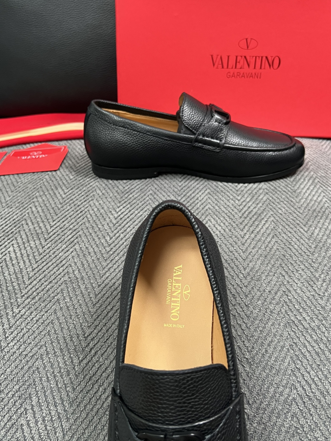 VALENTINO  高品质  顶级工艺品  华伦天奴，皮鞋专柜同步，鞋面意大利进口，高品质复杂工艺品，进口牛皮里垫柔软