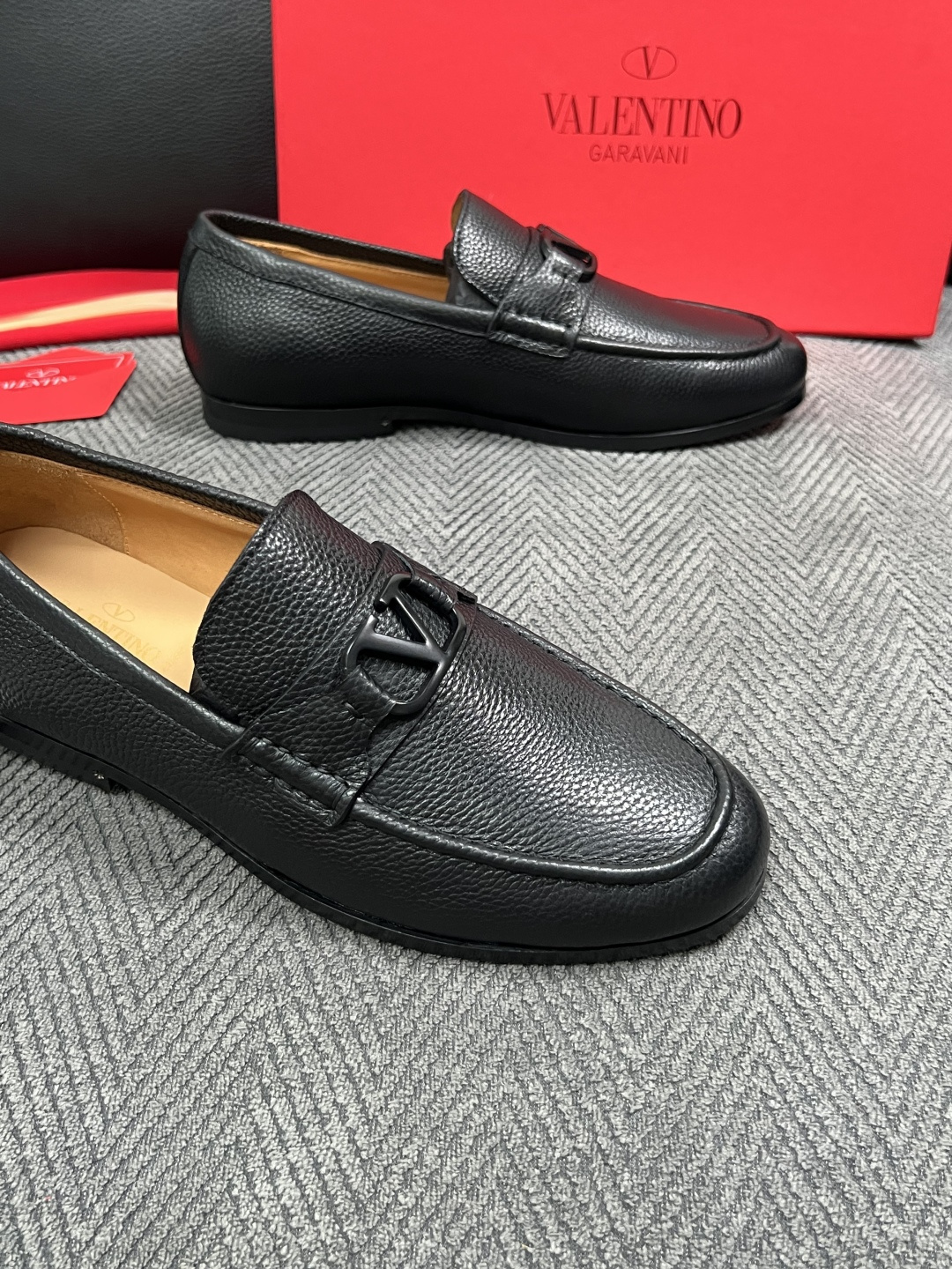 VALENTINO  高品质  顶级工艺品  华伦天奴，皮鞋专柜同步，鞋面意大利进口，高品质复杂工艺品，进口牛皮里垫柔软