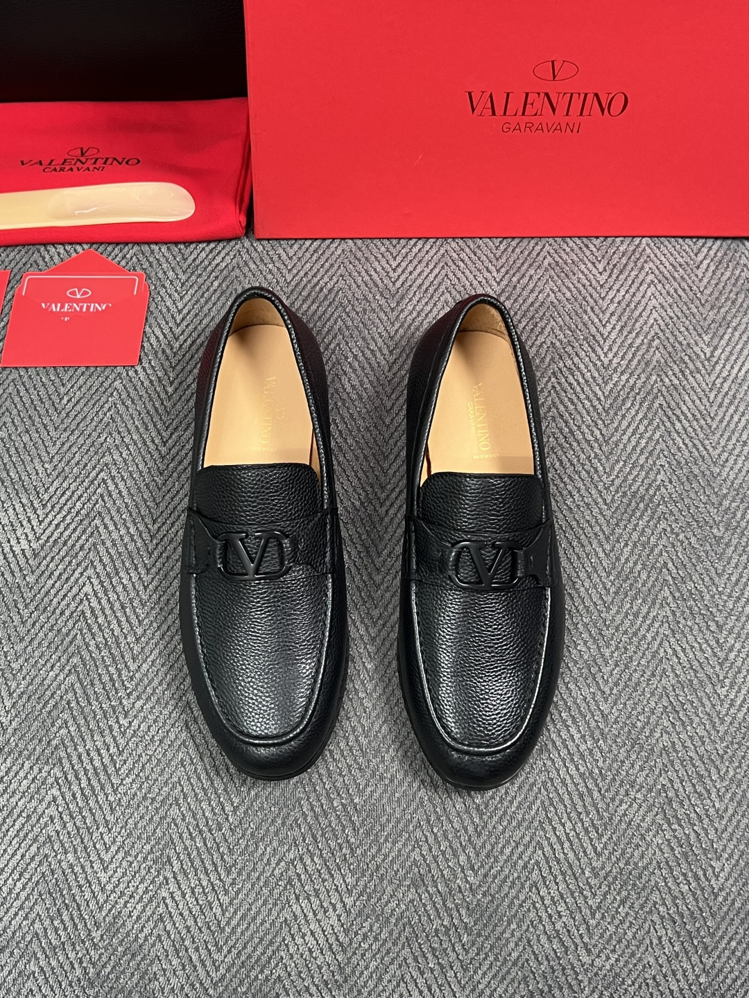 VALENTINO  高品质  顶级工艺品  华伦天奴，皮鞋专柜同步，鞋面意大利进口，高品质复杂工艺品，进口牛皮里垫柔软