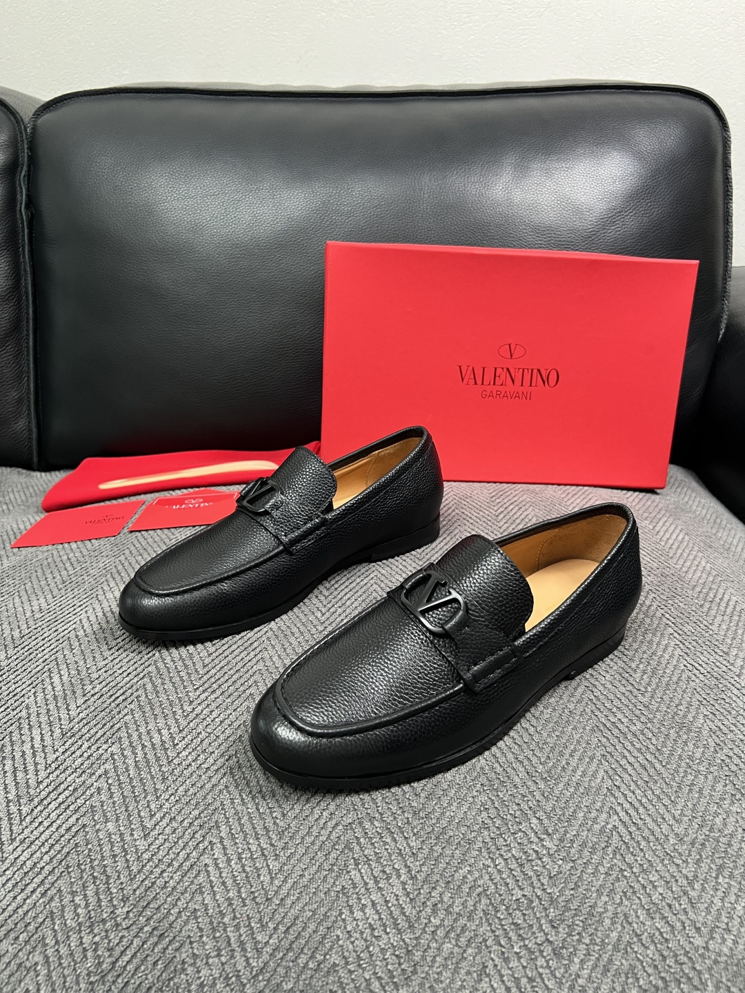 VALENTINO  高品质  顶级工艺品  华伦天奴，皮鞋专柜同步，鞋面意大利进口，高品质复杂工艺品，进口牛皮里垫柔软