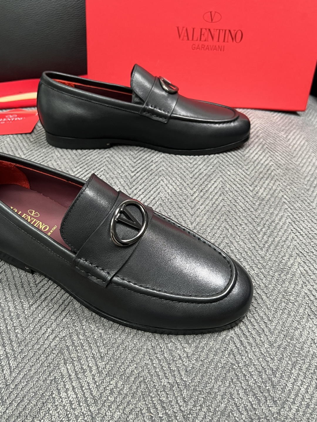 VALENTINO  高品质  顶级工艺品  华伦天奴，皮鞋专柜同步，鞋面意大利进口，高品质复杂工艺品，进口牛皮里垫柔软