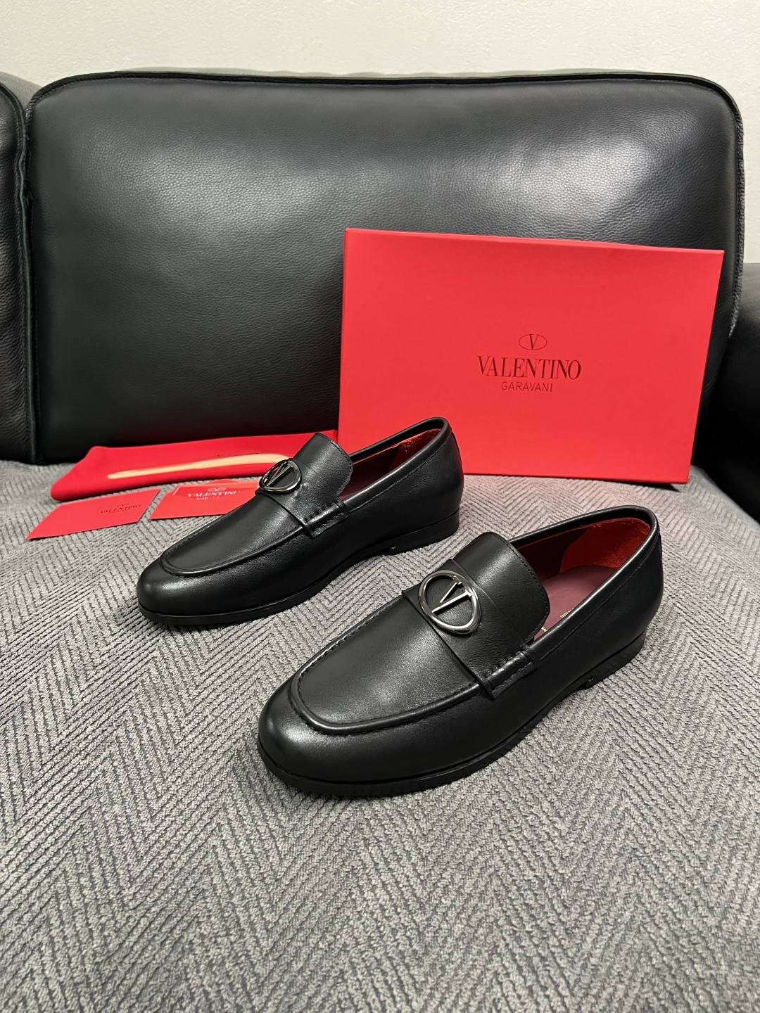 VALENTINO  高品质  顶级工艺品  华伦天奴，皮鞋专柜同步，鞋面意大利进口，高品质复杂工艺品，进口牛皮里垫柔软