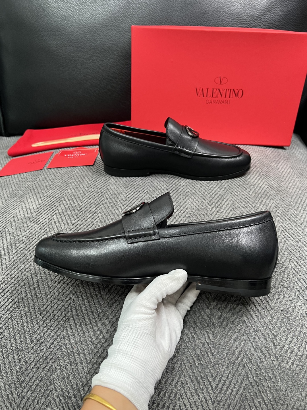 VALENTINO  高品质  顶级工艺品  华伦天奴，皮鞋专柜同步，鞋面意大利进口，高品质复杂工艺品，进口牛皮里垫柔软