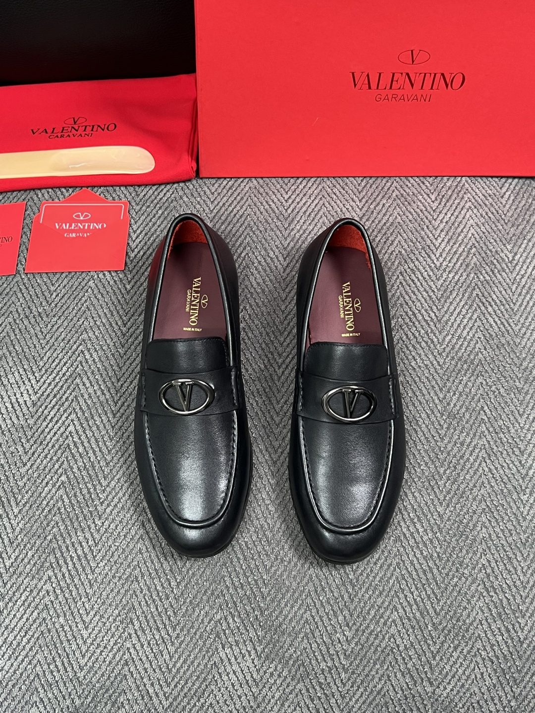 VALENTINO  高品质  顶级工艺品  华伦天奴，皮鞋专柜同步，鞋面意大利进口，高品质复杂工艺品，进口牛皮里垫柔软