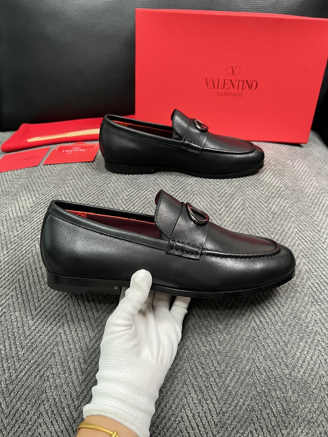 VALENTINO  高品质  顶级工艺品  华伦天奴，皮鞋专柜同步，鞋面意大利进口，高品质复杂工艺品，进口牛皮里垫柔软