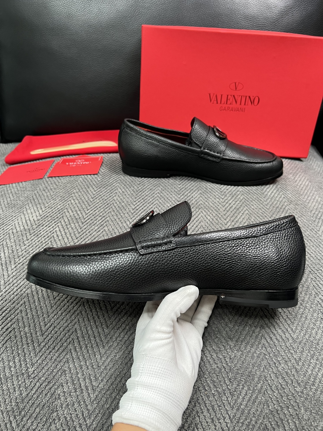 VALENTINO  高品质  顶级工艺品  华伦天奴，皮鞋专柜同步，鞋面意大利进口，高品质复杂工艺品，进口牛皮里垫柔软