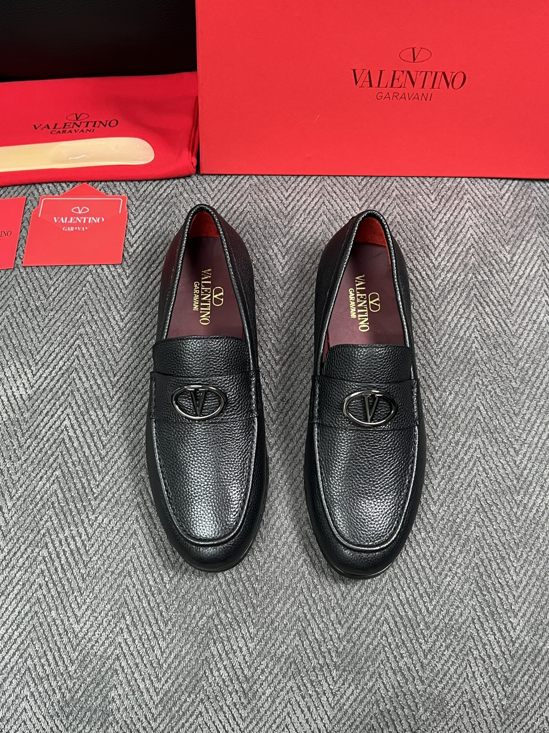 VALENTINO  高品质  顶级工艺品  华伦天奴，皮鞋专柜同步，鞋面意大利进口，高品质复杂工艺品，进口牛皮里垫柔软