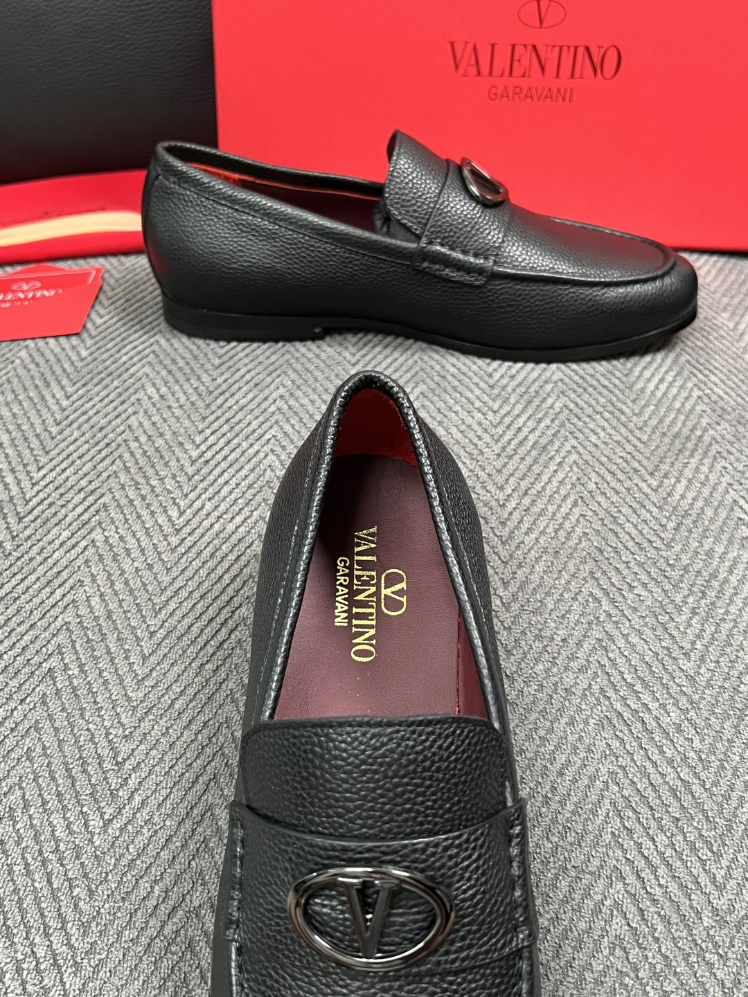 VALENTINO  高品质  顶级工艺品  华伦天奴，皮鞋专柜同步，鞋面意大利进口，高品质复杂工艺品，进口牛皮里垫柔软